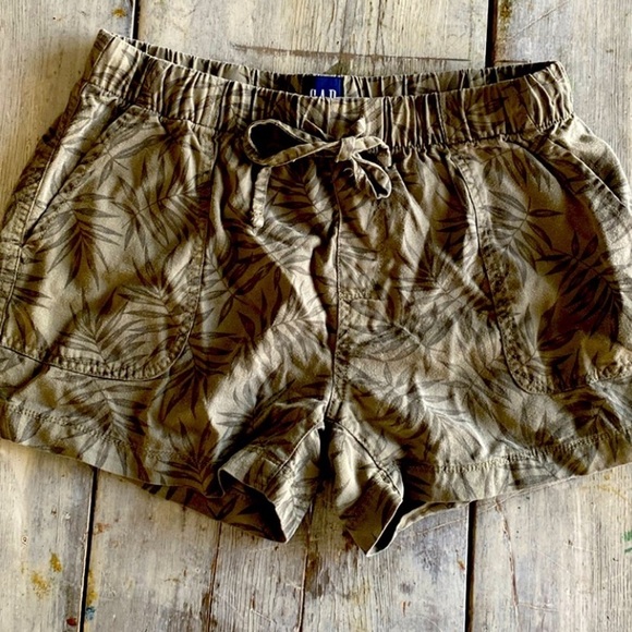 GAP Pants - GAP small floral drawstring shorts with two pockets and green leaves.